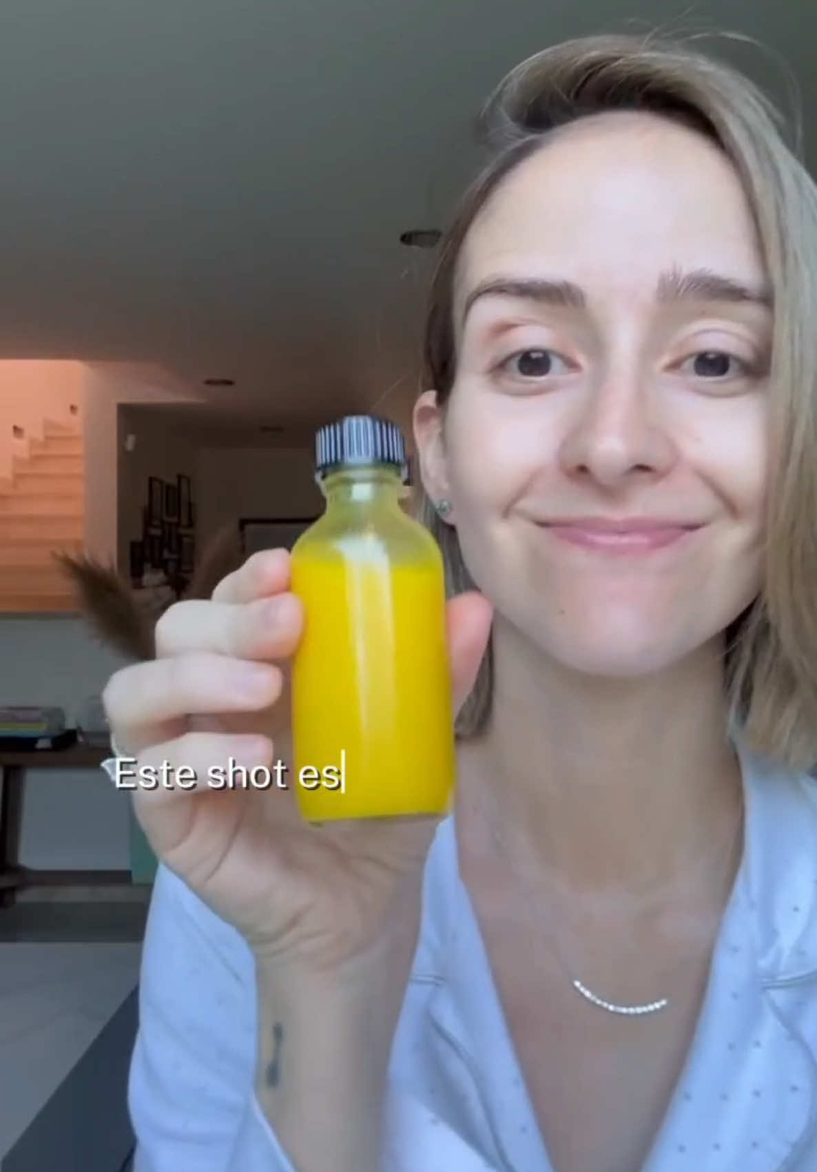 Shot de defensas activado 🧡 Literal una bomba para el sistema inmune: jengibre, cúrcuma, pimienta, ajo, miel, limón y naranja. Suena intenso… ¡y lo es! Es antiviral, antiinflamatorio y lo amo porque en un solo traguito siento que ya hice algo bueno por mi cuerpo. Aquí te dejo la receta: ▪️ 40g de jengibre ▪️ 5g de cúrcuma fresca (o 2g en polvo) ▪️ 2 pizcas de pimienta negra ▪️ 1 diente de ajo ▪️ 50g de miel ▪️ 80g de jugo de limón (yo uso mitad amarillo y mitad verde) ▪️ 50g de jugo de naranja ¿Te animas a probarlo? 🍋✨ #ShotDeDefensas #VidaSaludable #ShotDeEnergía #HábitosSaludables #Saludable #DefensasAltas #WellnessTips #GlowDesdeDentro #RemediosNaturales