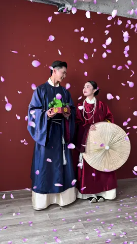 Cổ phục Viên Lĩnh - Một kiểu áo truyền thống của người Việt, có từ thời Lý – Trần (thế kỷ 11–14), và phát triển rực rỡ trong giai đoạn Lê sơ – Lê Trung Hưng #palatinostudio #cophucnhatbinh #aovienlinh #chupanhcuoi #aotuthanvietnam #cổ_phục 