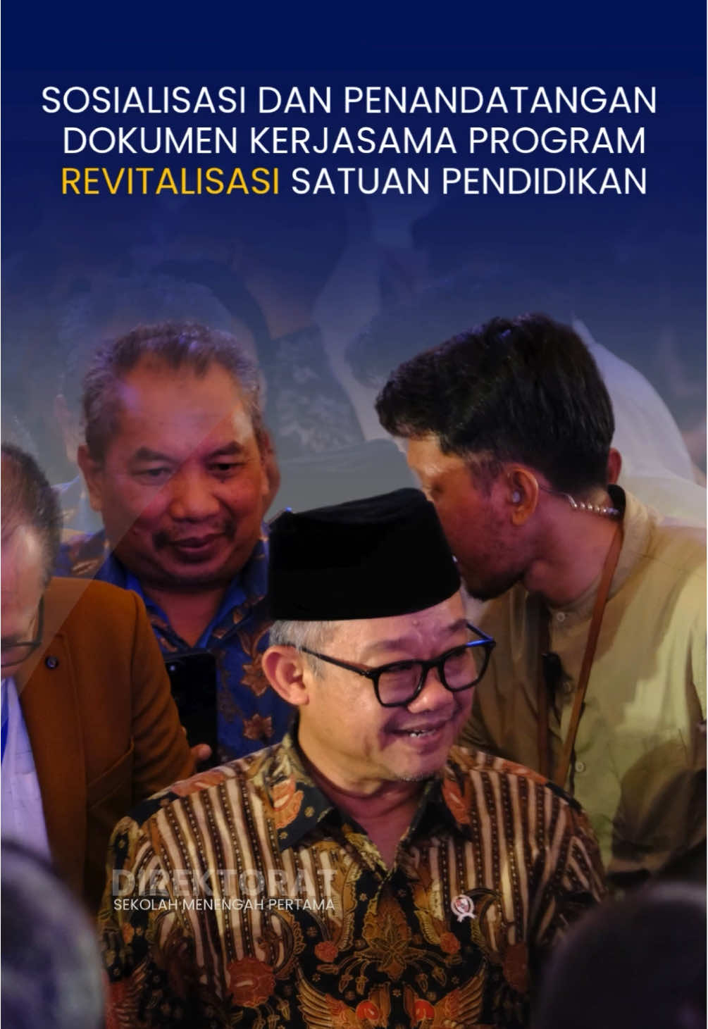 Halo #SobatSMP! 👋 Dalam rangka sosialisasi dan penandatangan dokumen kerja sama program revitalisasi satuan pendidikan  Dukungan ini jadi bukti bahwa kolaborasi pusat dan daerah sangat penting untuk meningkatkan kualitas pendidikan di indonesia, untuk selengkapnya yuk simak video berikut ini. #PendidikanBermutuuntukSemua  #KemendikdasmenRAMAH