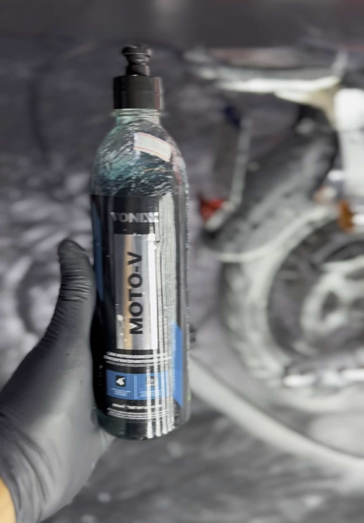 Shampoo para lavar sua moto  MOTO-V! Sua formulação equilibrada permite um uso delicado em todas as partes da moto, protegendo motor, pintura, metais e plásticos. Com diversas opções de diluição, MOTO-V é a solução definitiva para remover sujeiras variadas, desde barro e lama até graxa e óleo. #vonixx #vintex #esteticaautomotiva #detailing #moto 