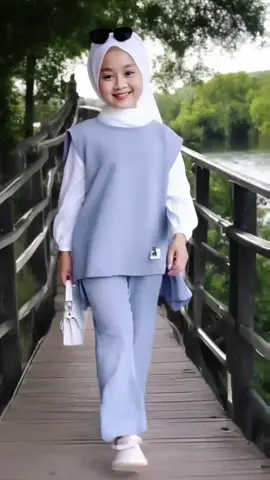 Kalau bunda sedang mencari setelan anak dengan desain cantik dan nyaman dipakai si kecil sehari-hari, namun harganya tetap ramah di kantong, setelan anak cantik Chika ini adalah pilihan yang tepat bun. Tersedia variasi pilihan warna cantik. #setelananak #setelananakperempuan #setelananakmurah #bajuanakperempuan #hijabanak 