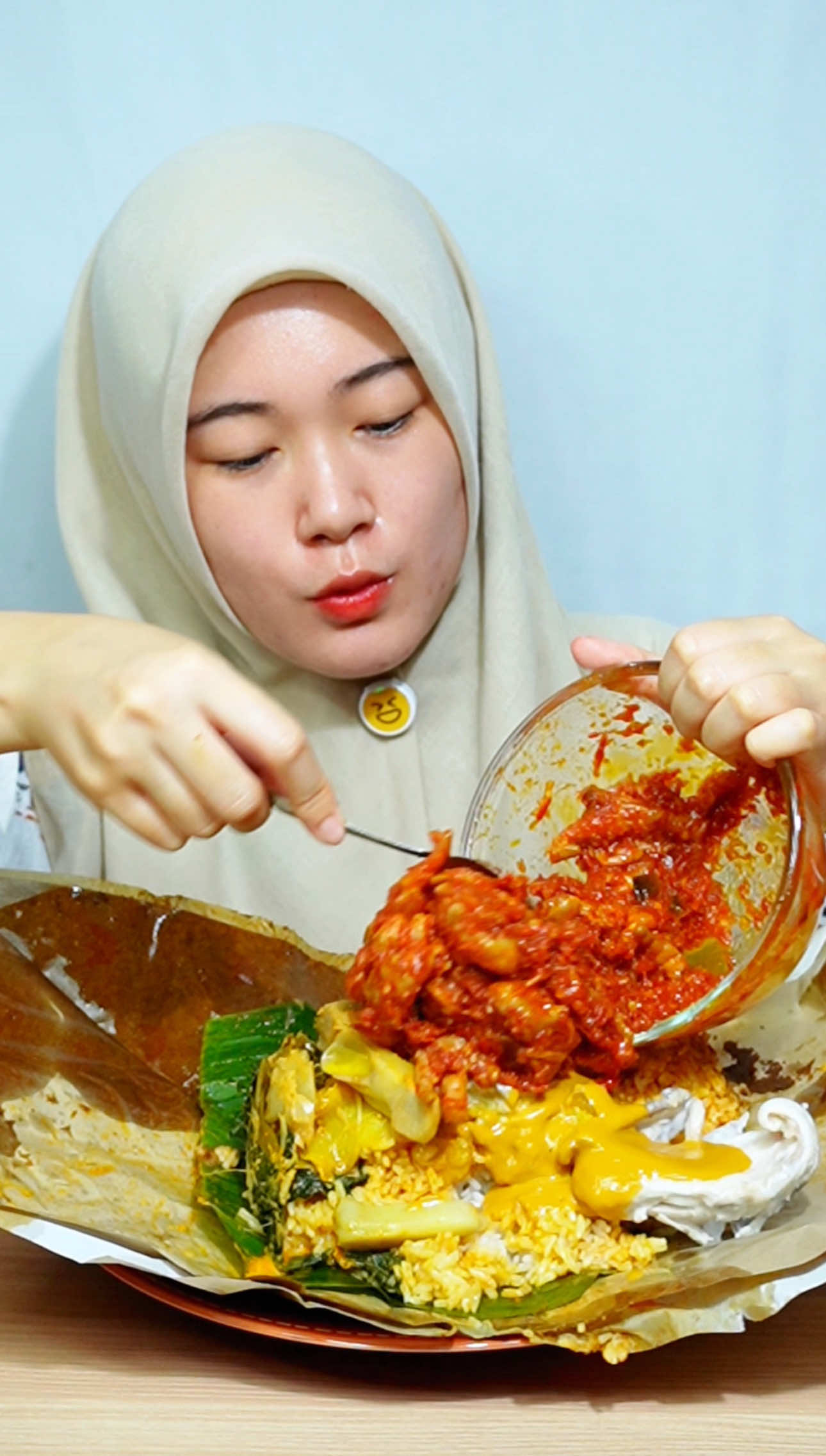 Enak banget kalian harus cobain makan nasi padang ditambah lauknya pake ceker mercon tanpa tulang guys 😍 #inicia #iniciamukbang #mukbang #asmr #nasipadang #cekermercon #cekertanpatulang 