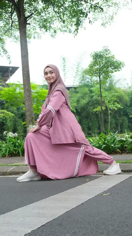 Semua tergantung playlist 😆 Gak apa-apa, yang penting niat olahraga tetap jalan🏃‍♀️ In frame : Esme Sporty #olahraga #sehat #sport #bajuolahragamuslimah #bajuolahragasyari #bajuolahragakeren #bajuolahragawanita#stecu 