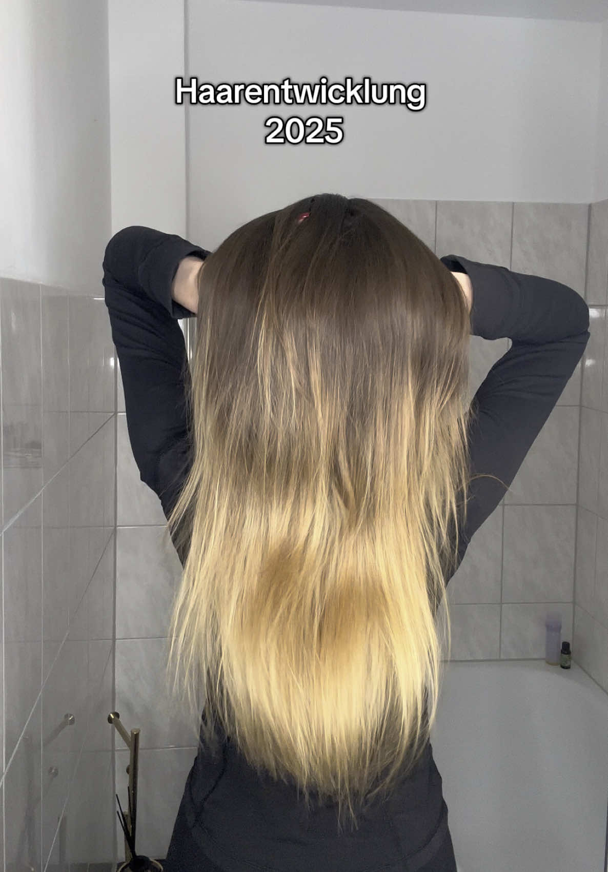 Haartransformation 2025🙈 Obwohl meine Haare zum Ende geschnitten wurden und das nicht gerade wenig, sind sie immer noch so lang geblieben?!😭😍 Das kennt man ja gar nicht🤣🤣 #haircare #rosemarywater #hairgrowth #rosemaryforhairgrowth #rosmaryoil #hairlove #hairtok #rosemaryoilforhairgrowth #hairtransformation 