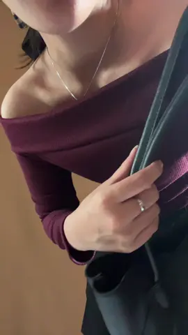 Masa sih sebagus ini cuma 20 ribuan 😭🥰🥰🥰 #spilloutfit #croptop #sabrina #offshoulder #fitbody #burgundy @ELDA LABEL 