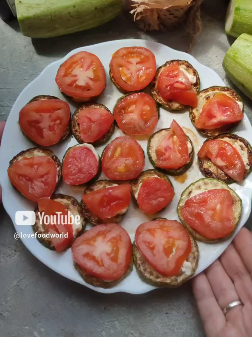 Кабачки огонечки 🔥#кабачкирецепт #кабачкиспомидорами #кабачки #мукбанг #рецепты #food #Recipe #lovefood #food #foodtiktok #еда #быстрыерецепты 