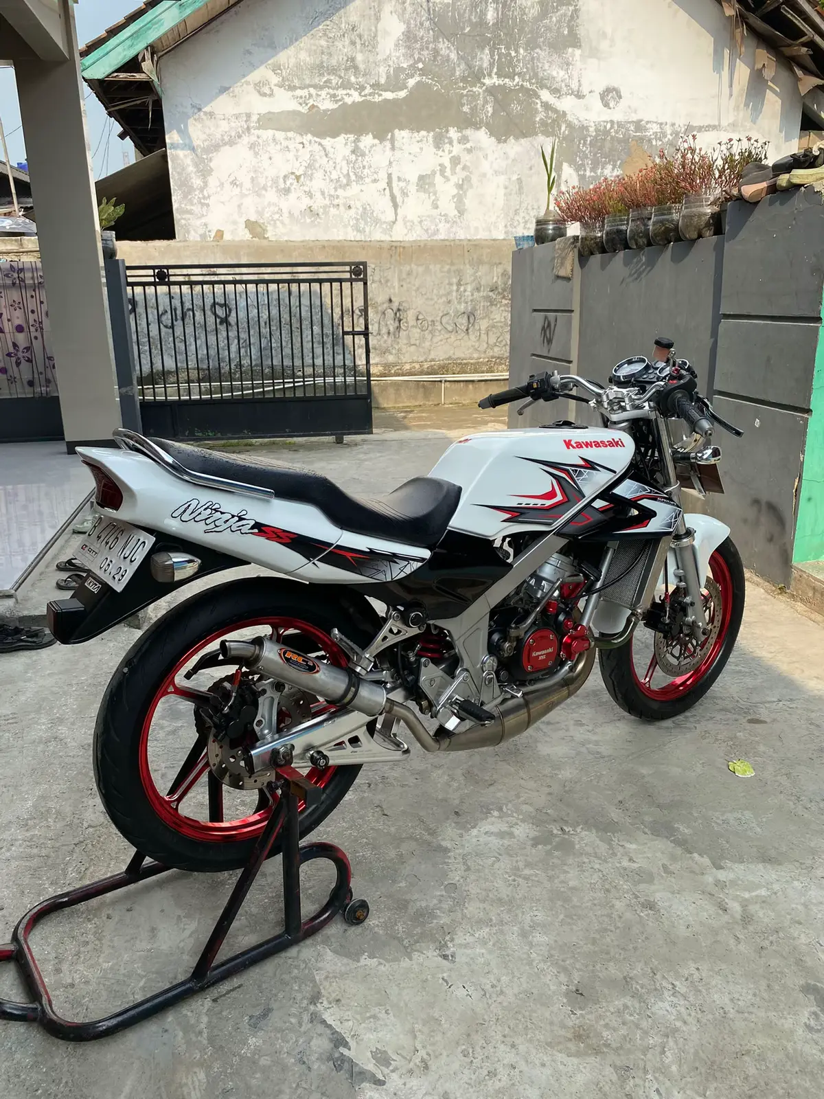 Ninja j Convert SS spek pulang ngopi tahun 2004   basic kiss Lengkap tembus  Pajak kaleng off Harga 28jt nego untuk spesipikasi mesin  - kruk as QTT stroke up 0,5  3,5jt new - blok ob carbon by victoryracing 2,8jt new - as bearing faito 350k new - cdi 1454 cbu  3,7jt ori copotan - karbu pwk 36  350k - koil yz  800k - pengapian dc  600k - plat kampas qtt  150k - kampas kopling scorpio  150k part modifikasi -sepido copotan 400k - segitiga jrp 350k new - stang ss ag style 150k new - handle kanan ktc kyta 7nb 900k new - handle kiri r25 40k new - handrip ktc 50k new - lampu daymaker 200k new - borgol shock depan jrp 150k new - velg vnd merah 1,8jt new -disk ride it D/B 250k new - radiator qtt gambot 1,9jt new - cat putih baru putih glossy 1,5jt - arm belakang bpro 1,8jt new - selang rem d/b ktc 180k new - tutup bok R/L xyz 150k new - tutup oli xyz 60k new - tutup keong radiator xyz 150k new - tutup bak mesin L/R xyz 150k new - tutup rantai xyz 150k new - selang samco sport thailand bening  - step belakang rc3 350k new  - chamber ukuran 42 rc3  - silencer rc3  - tutup tangki pdk model ktm 200k new - ban depan belakang firelli diablo tubles 1,2jt new - gear rantai sss 350k new -koin bodi kanan kiri keyles 250k new Nominus motor siap gas lok cikande serang banten  #ninjass #garasismoke #ninjassmodif #fyp 
