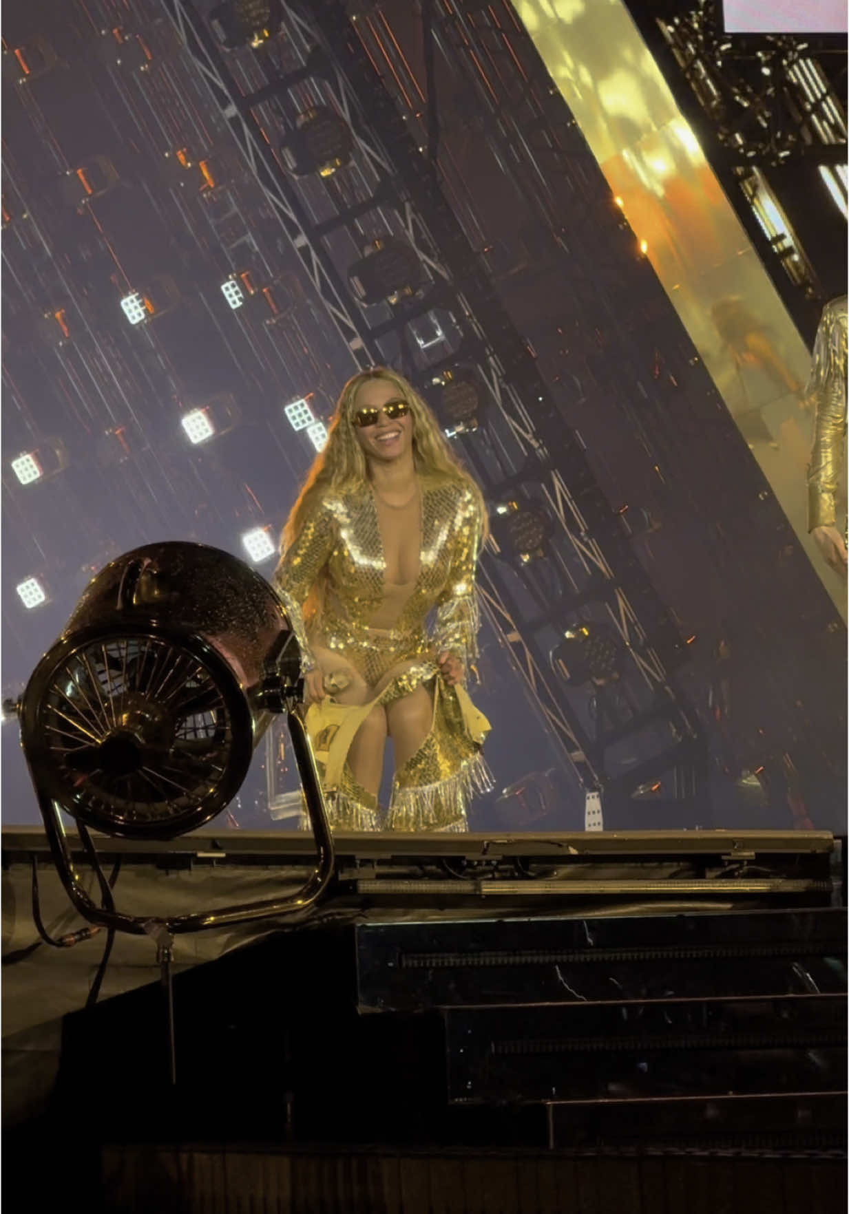 How an icon handles a wardrobe malfunction !!! @Beyoncé you will always be a legend ☆ COWBOY CARTER ☆ #COWBOYCARTERTOUR #beyonce #beyoncé #cct #imthatgirl #americahasaproblem #cowboycarter #beyhive #queenbey #fyp #fypシ #clubhodown #hodown #rodeo #renaissance #london #2025