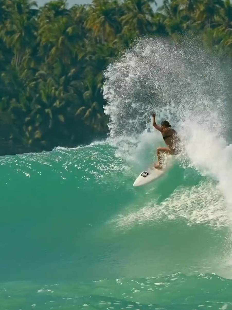 #danielaboldini #surfergirl #surf #woman #surfboard #womanpower #surfing #fyp #surfrock #nirvana 