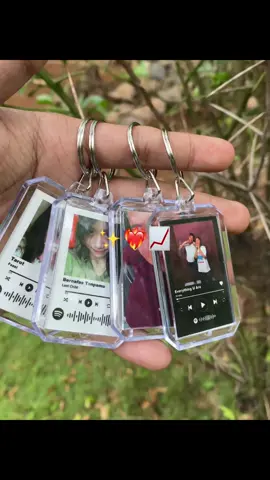 Ganci akrilik custom foto kamuu yukk🫵🏻🥰 keranjang kuning ada di akun ini #stikercustom #stikerviral #stikerfoto #stikernama #stikerbucin #gancicustom #ganciakrilik 