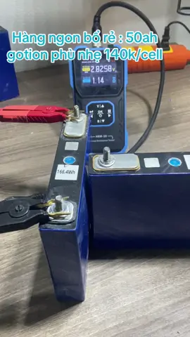 Hàng ngon bổ rẻ cho các bác đây hệ điều hành đẹp , ko bàn về giá ! Giao diện 3,2V 50ah phù nhẹ quay trực tiếp cho các bác . Hàng thanh lí giá công khai 140k/cell mời các bác thợ vào việc !#pinlithium #pintháokhối #50ah #pinluuchu #nănglượngmặttrời #pinxedapdien #kíchcá 