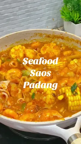 Seafood Udang & Cumi Saos Padang ✨ Ternyata bikinnya gampang, simple, rasanya mirip kaya direstoran loh 🥰 Resepnya : 500 gram udang 500 gram cumi 1 buah jagung 2 serai 2 daun jeruk 3 sdt garam 4sdt gula putih 2 sdm saus tomat 2 sdt saus cabai 2 sdm saus tiram 1 bawang bombay 2 btg daun bawang 300 ml air Marinasi cumi : 1 sdt baking powder 1 sdt garam Bumbu Halus : 1 jempol jahe 7 bawang merah 5 bawang putih 15 cabai merah kriting 10 cabai rawit merah Lets try & happy cooking 🥰 #resep #resepsimple #reseptiktok #resepmasakan #masakansimple #masakanrumahan #udang #cumi 