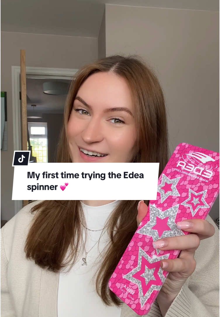 I finally did it! I got an Edea spinner, and honestly, best decision ever! It spins faster, doesn’t travel as much, and actually feels way more like spinning on the ice. Can’t wait to see if it helps my spins on the ice too!  👀✨ Everything in this video: Edea spinner - link in bio  Yoga pants - @TALA  Top - @Because of Alice  Cardigan - @ARKET  Slippers - @TWC  #adultfigureskater #beginnerfigureskater #figureskating #figureskatingtiktok #learntofigureskate #edea #edeaspinner 