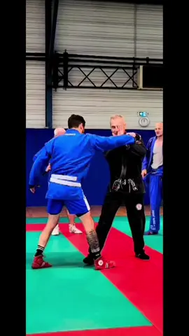 SAMBO : Combat Defense. Notre système SSCR, issu du Sambo Combat, maîtrise ici un adversaire sur tentative de saisie… il ne s'agit pas d'une défense sur frappe car cette technique serait alors irréalisable.