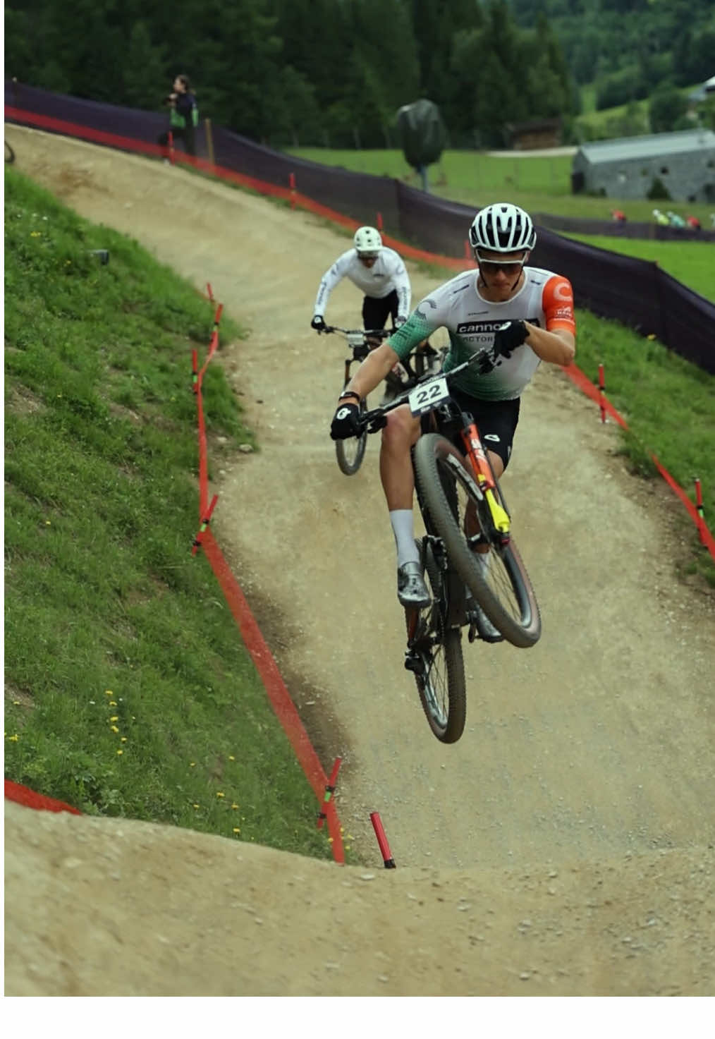 Charlie Aldridge & Luca Martin of Cannondale Factory Racing sending it in Leogang 🇦🇹 #mtbworldcup #xcracing #xcomtb #leogang 
