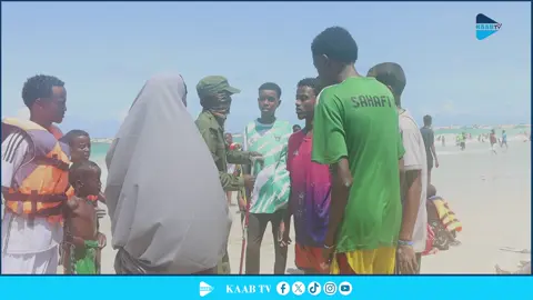 Ciidamo boolis ah oo ku hubaysan ulo iyo budad oo dadka aan wadan jaakadda dabaasha ka celinaya in ay xeebta liido  ku dabaashaan. Haddaba, waa maxay sababta ka dambaysa arrintan?.