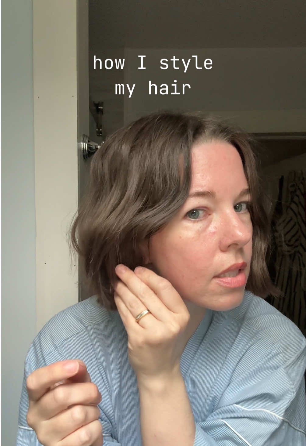 the wavy hair tutorial nobody asked for but I don’t think I’ve seen this technique shared yet so here you go !!!! add some texturizing spray and voila #wavyhair #beachwaves #hairtutorial 