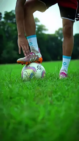 Learn long shot skills tutorial 😱⚽ #football #footballskills #longshot #foryoupage #viralvideo #1millionaudition 