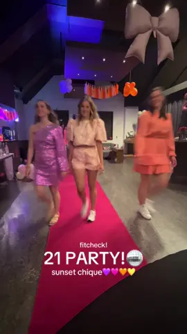 21 PARTY!🪩 sunset chique 💜🩷🧡💛 koop die roze loper!🌟 #21diner #21party #21 #21ideas #21dineridee #rozeloper #fitcheck #girly #vriendinnen #jarig #6juni 