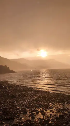 A bonnie sunset in the rain 🌦️💙🏴󠁧󠁢󠁳󠁣󠁴󠁿 #Home #loch #sunset #offgrid #offgridliving #offgridlife #lochlife #bythesea #Scotland 