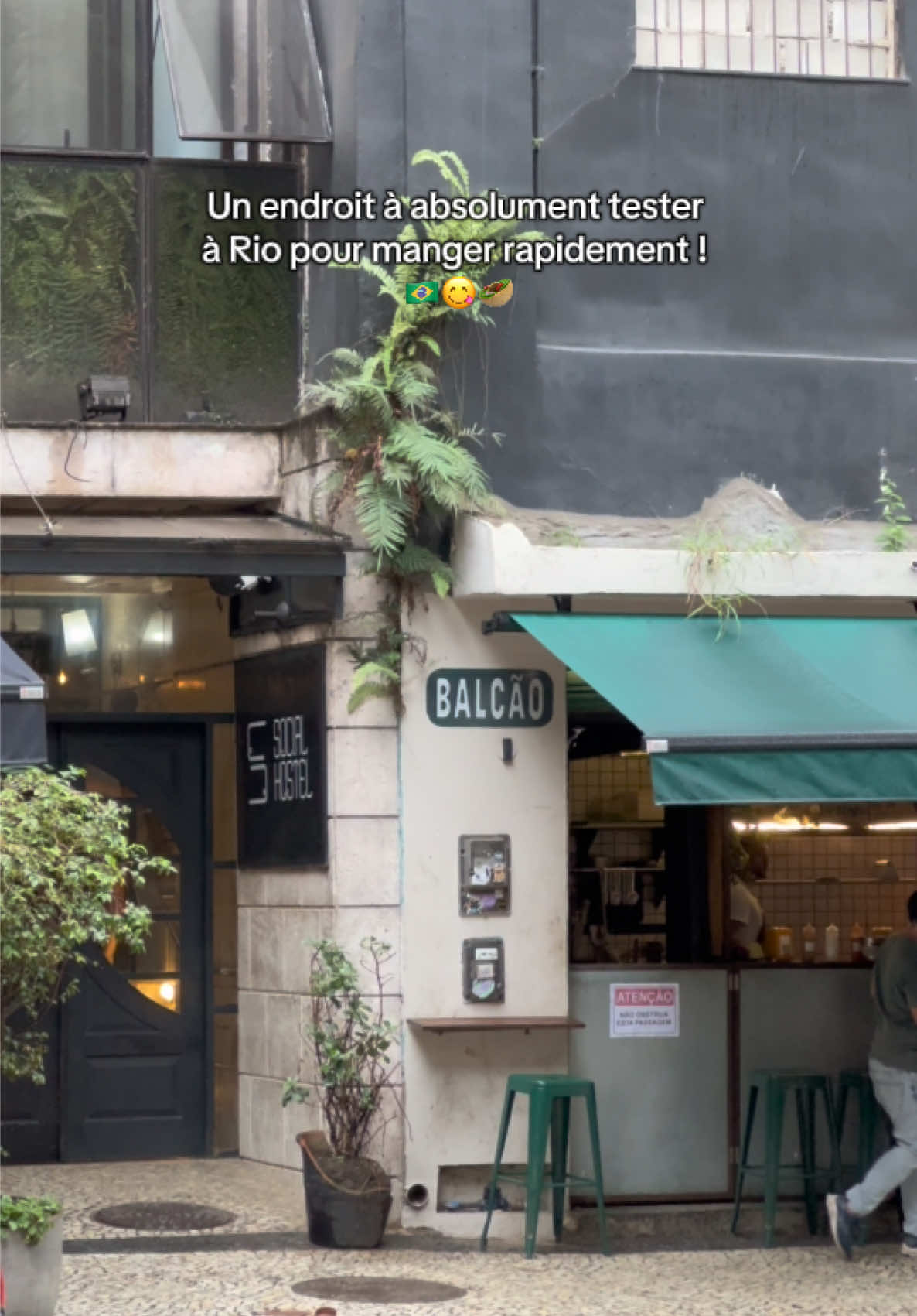 Le meilleur endroit pour manger rapidement à Rio, des sandwichs délicieux faits juste devant vous 😋 #balcao #rio #riodejaneiro #bresil #travel #traveltips #yummyfood #food #fyp #traveltok 