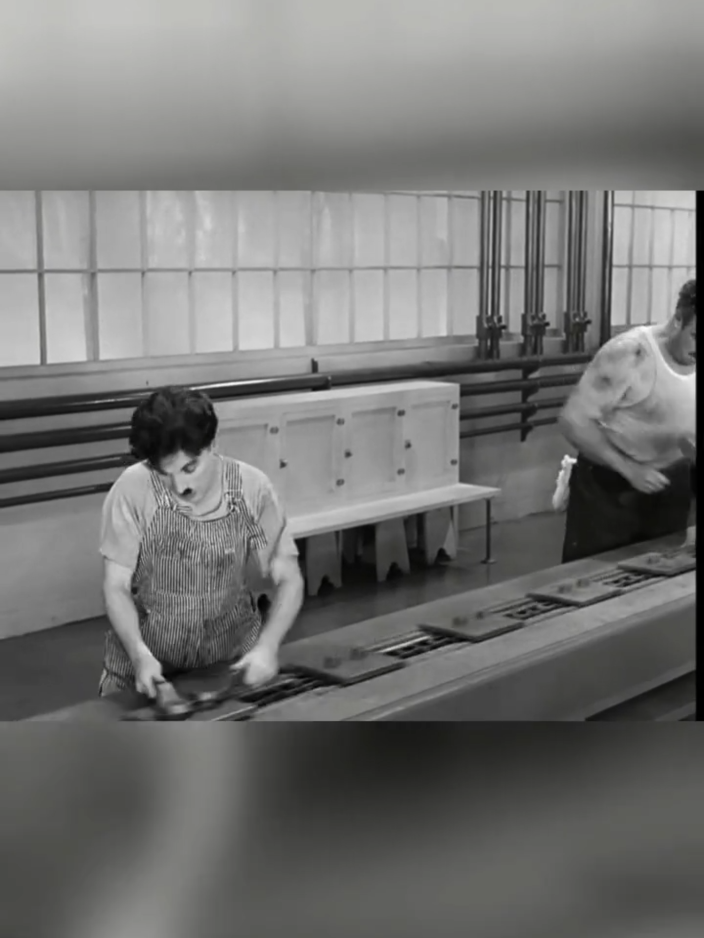 Eu ri muito com essa cena no filme Tempos Modernos . . . . #charleschaplin #temposmodernos #filmepretoebranco #engrenagem #fabrica #trabalhador