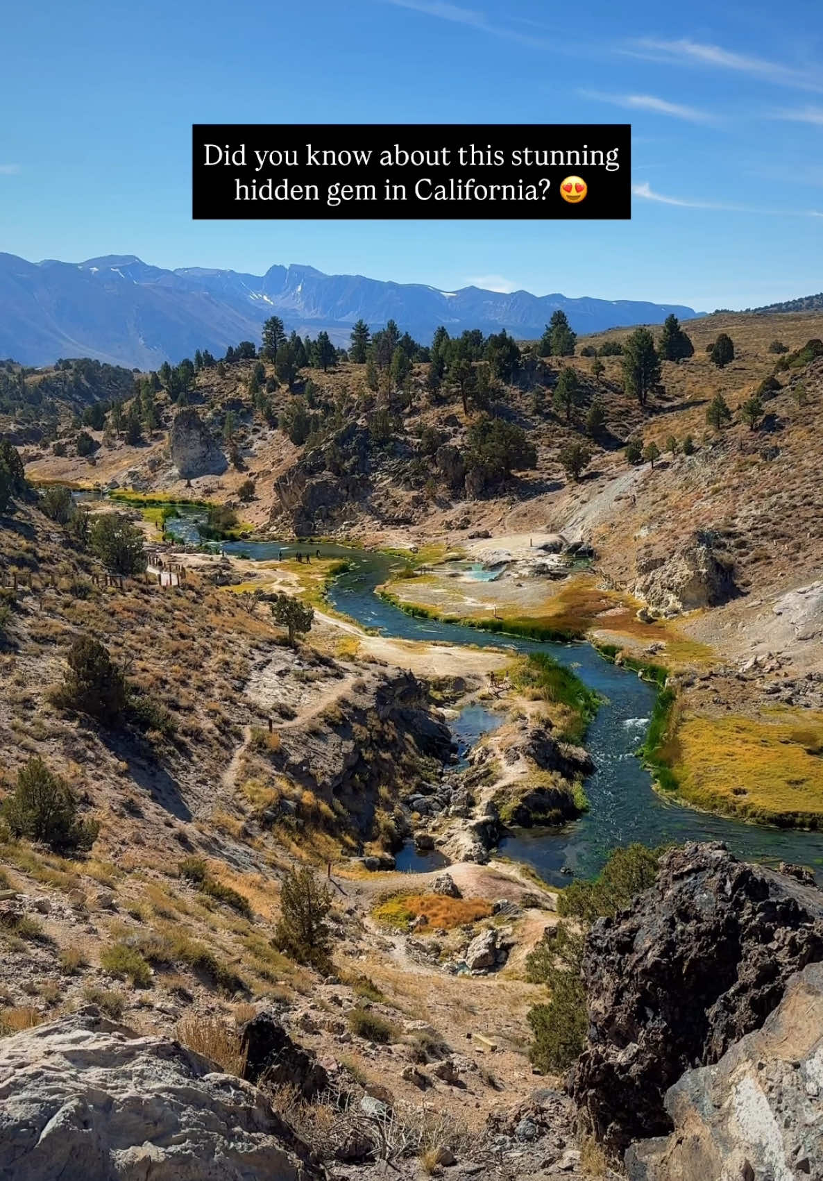 The most unusual trail in California 💨 This is an absolutely fascinating geothermal area located in Mammoth Lakes. To see this, look for Hot Creek Interpretive Trail at📍Hot Creek Geologic Site. It is accessible throughout the year, but the best time is during spring, summer, or fall (winter visits are possible, but icy conditions and snow may make access more challenging). Be careful and stay on paths, as the water temperature can change really fast — up to 200°F in just a few seconds. #mammothlakes #visitcalifornia #sierranevada #californiahiking 