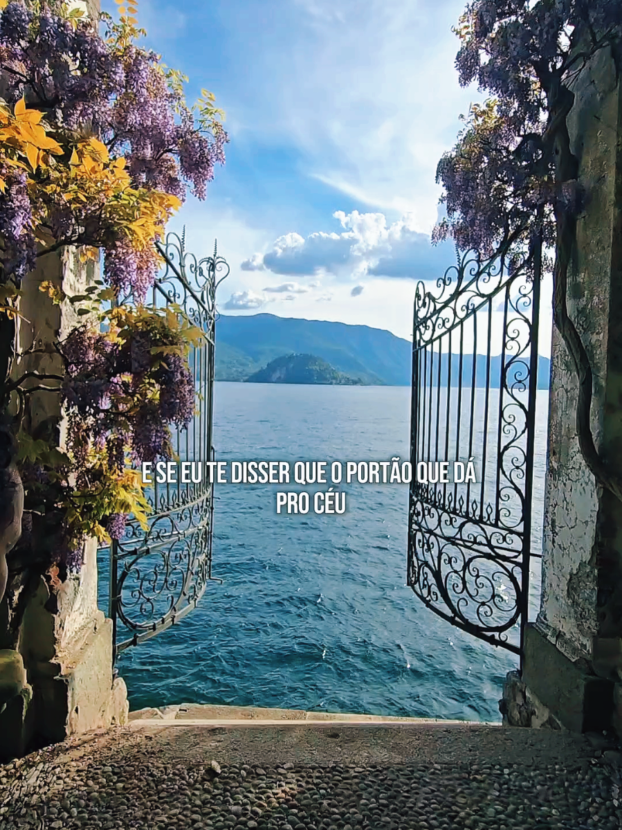 ✨️O portão do céu existe, e fica na Itália  O jardim do Hotel Villa Cipressi é um dos segredos mais poéticos do Lago di Como. Assim que você entra no hotel, tem a sensação de entrar num outro mundo: terraços floridos, túneis verdes, o som do lago e mirantes que parecem flutuar sobre a água. 📍Sobre o passeio: o villarejo costuma ser bem movimentado qualquer dia da semana, mas principalmente feriados e finais de semana, tenha paciência ao dirigir. Chegando no hotel pegamos uma pequena fila para entrar, mostramos o ticket no celular e entramos no horário prenotado.  💸A entrada custa €10 por adulto (grátis para menores de 14 anos) e deve ser reservada no site oficial do hotel. A visita tem duração sugerida de 1h, ficamos mais tempo que isso. 🚗Não há estacionamento no hotel, mas logo em frente há um estacionamento comunale pago, prático e bem localizado (média de €10/dia). 🌤Para tirar foto no Portão do Céu ficamos por volta de 40 minutos esperando, essa parte foi cansativa, pois não tinha ninguém do hotel organizando, e algumas pessoas se aproveitam para ficar muito mais tempo do que o sugerido. Vale cada minuto. Esse é o tipo de lugar que a gente passa… e não esquece mais. 🪻 #GiardinoVillaCipressi #PortãoDoCéu #Varenna #LagoDiComo #ViagemComCharme #italia #brasileirosnaitalia #brasileirosnomundo #Varenna #LagoDiComo #GiardinoVillaCipressi #LakeComo #ItalyTravel #VisitItaly #ItalyTrip #HiddenGems #SecretPlaces #TravelEurope #DreamyDestinations #ChicTravel #LuxuryEscape #TravelInspiration #BeautifulDestinations #InstaTravel #SlowTravel #NatureEscape #MostBeautifulPlaces #PostcardPlaces #EuropeanVillages #AestheticTravel #PeacefulPlaces #SoftLifeTravel #TravelWithStyle #VisualDiary #Wanderlust #BucketList #TravelGoals #BelPaese 