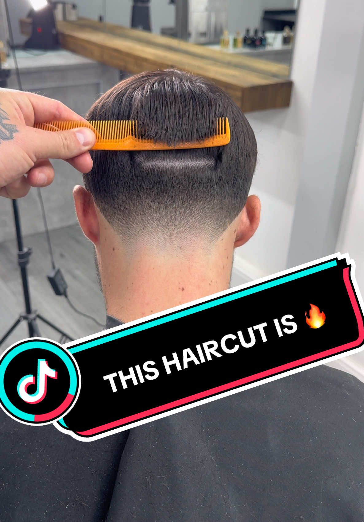 The contrast is SICK 🔥🔥🔥 #barberlife #barbershop #fyp #pov 