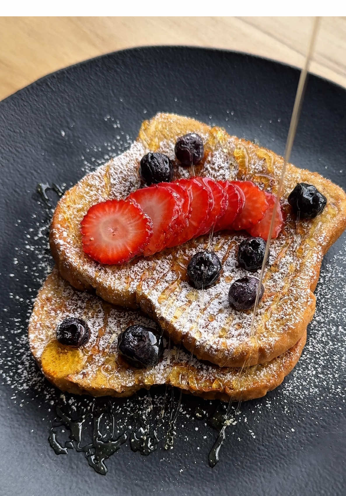 Tostadas francesas 🍓🫐 Ingredientes: • 2 huevos • 1 cucharada de azúcar organica Chango • ½ cucharadita de canela Chango • 2 rodajas de pan lactal  • 1 cucharada de manteca • Frutillas y arándanos (o la fruta que te guste) • Azúcar impalpable Chango • Miel Paso a paso: 1- En un reciente, batí los huevos con el azúcar y la canela hasta que esté bien integrado. 2- Sumergí cada rodaja de pan en la mezcla hasta que quede bien embebida. 3- Calentá una sartén a fuego medio y agregá la manteca. 4- Cuando esté derretida, dorá las tostadas de ambos lados hasta que queden bien doraditas y crocantes.  5- Emplatá con frutas frescas por arriba, espolvoreá con azúcar impalpable y terminá con un chorrito de miel. #Receta #desayuno #tostadas #francesas #tostafasfrancesas #Recipe #brunch #recetasfaciles #recetastiktok #fyp #viral 