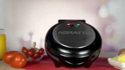 🍳✨ Gente, olha essa oferta imperdível! A Omeleteira Agratto Mr Cheff Inox Redonda 220v tá com 4% de desconto! De R$99,99 por R$95,99 pra você preparar omeletes incríveis sem bagunça na cozinha! 😍 🔥 Super fácil de limpar e linda de inox! 👉 Comente 