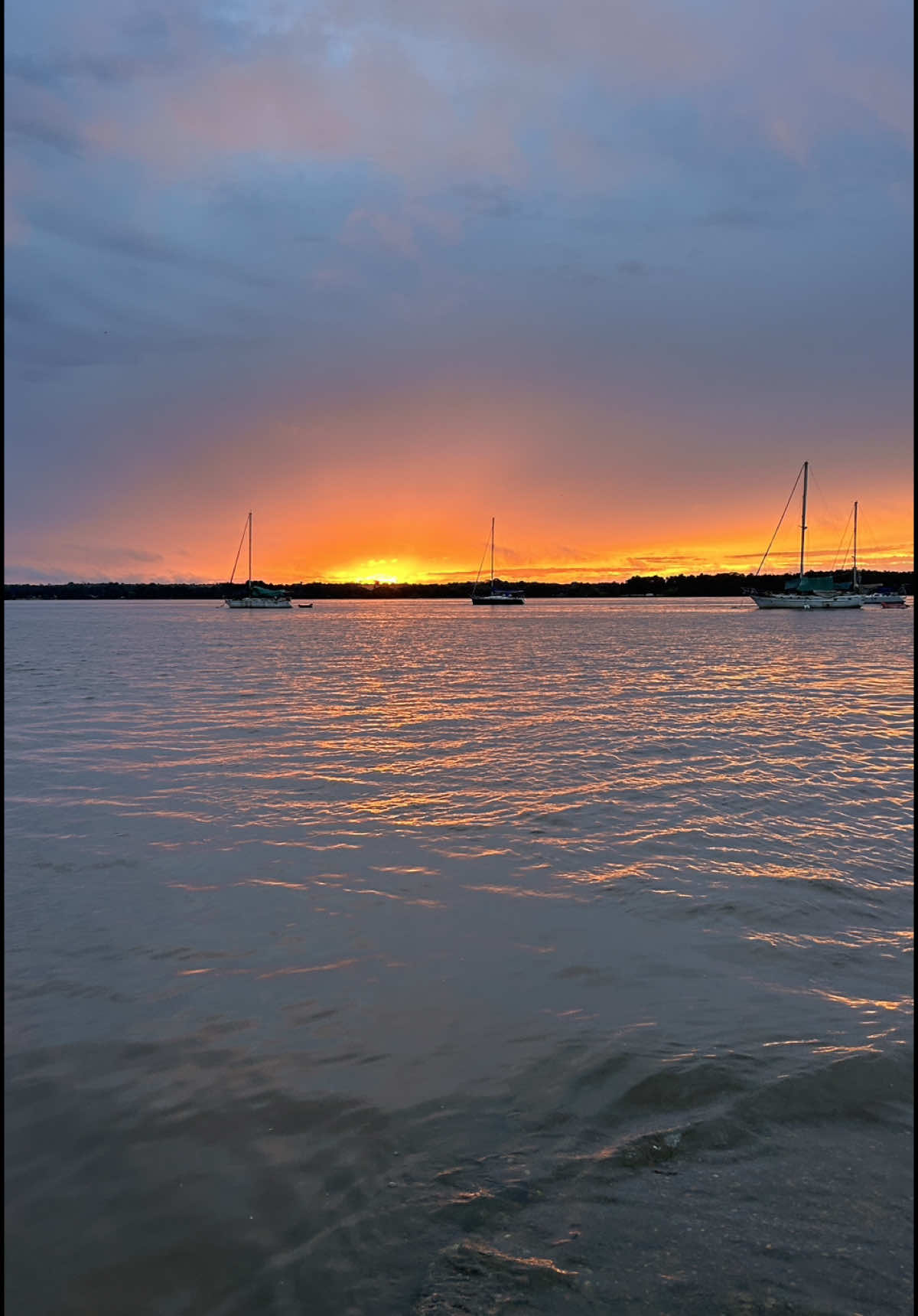 Promets-moi de regarder ce ciel avec moi, même à des kilomètres…🇬🇫🌅 Ma Guyane, tu fais battre mon cœur😍 #guyane #guyanefrancaise🇬🇫 #coucherdesoleil #coucherdesoleil🌅 #decouvrelaguyane #plage #pourtoipage #fypdong #pourtoii #surinametiktokers 
