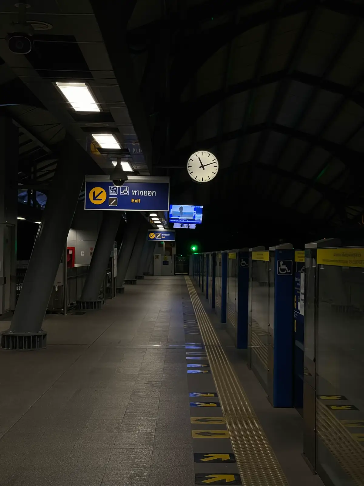 🚊#bangkok #กรุงเทพตอนกลางคืน #รถไฟฟ้า #วิวกรุงเทพกลางคืน 
