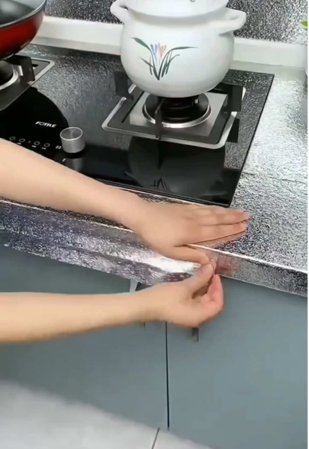 Mantenha sua cozinha limpa e protegida com o Papel Adesivo lavável para forrar paredes, prateleiras, bancadas, fogao, gavetas... #forro #limpeza #cozinha #moveis