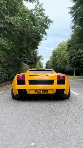 Lamborghini gallardo v10 idle  #lamborghini #gallardo #v10 #tubi #carporn #supercar #supercars #loudexhaust #straightpipe #modifiedcars 