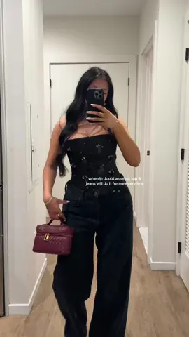 Never fails me @Guizio @AGOLDE #ootn #outfitinspo #corsettop #danielleguizio 