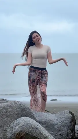 Tidak lengkap rasanya mandi hujan tanpa nari cak dum dum 😃💃 #fyp #koiladkihai #indiasong #bollywood #fyppppppppppppppppppppppp 