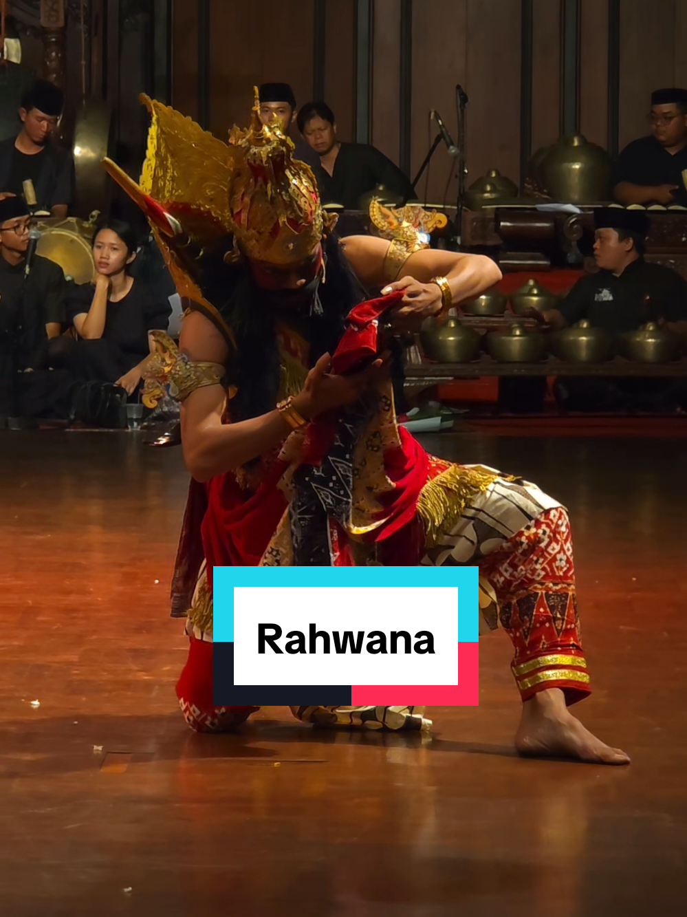 Pada gelaran Catha Ambya 6, salah satu karakter yang membius saya yaitu Rahwana. Suka sekali dengan penari yang mempunyai sorotan mata tajam nan tegas serta ekspresif. Sepanjang menyaksikan tari Anoman Rahawana ini, indera-indera saya begitu dimanjakan. Salah satu yang membuat saya hanyut saat menyaksikan tarian ini yaitu tatapan Rahwana kepada Sinta. Sebegitu cintakah engkau, Rahwana, kepada Sinta? 🥹 Dan kembali memanfaatkan kemampuan 5x Zoom Galaxy S25 Ultra untuk mengabadikan sajian yang begitu saya suka saat menyaksikan gelaran Catha Ambya 6 di ISI Surakarta. 📱 Galaxy S25 Ultra | 5x Zoom #jawa #seni #tari #senitari #isisolo #isisurakarta #CathaAmbya #rahwana  #fyp #solo24jam #withgalaxy #galaxys25ultra #samsung #android #shotonsnapdragon 