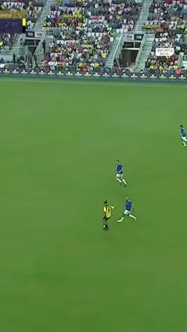 Ronaldinho’s magic shows no mercy 😱 Not even for Messi’s bodyguard 😅 #TheBeautifulGame #beINSPORTS
