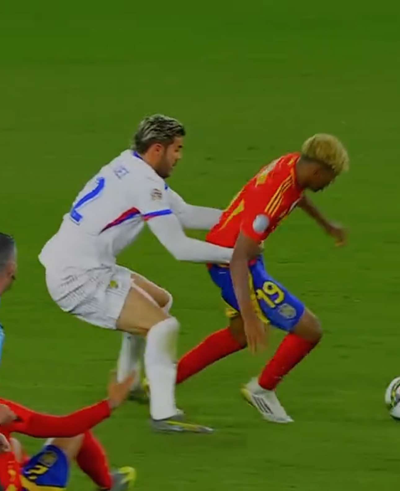 Lamine Yamal dribbling against France🤩 #lamineyamal #spainvsfrance ##footballedit #footballtiktok #edit #nationleague #tiktok