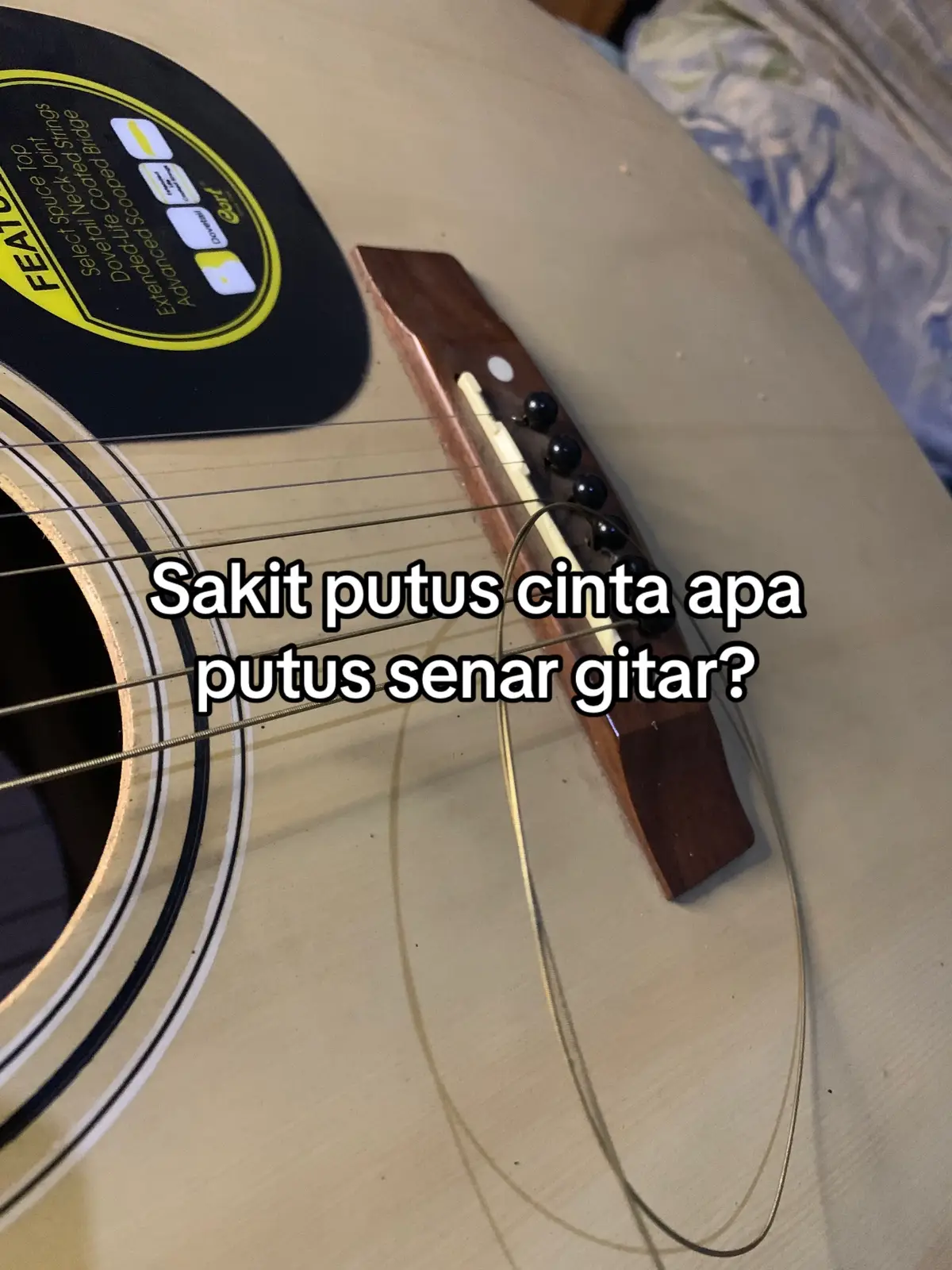 Lagi asik main tiba tiba putus itu sakit☺️#belajargitar #senargitar #gitarakustik #rameinyuk #fypsounds #foryou 