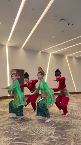 Velozapin 🤪😆  #kumpulanbudayawan #budayawan #sabah #borneo #fyp #culture #dancing #foryoupage  #zapin #zapinmelayu #melayu #velocity #jjedit #sabahan #velocityedit #velo #dancer 