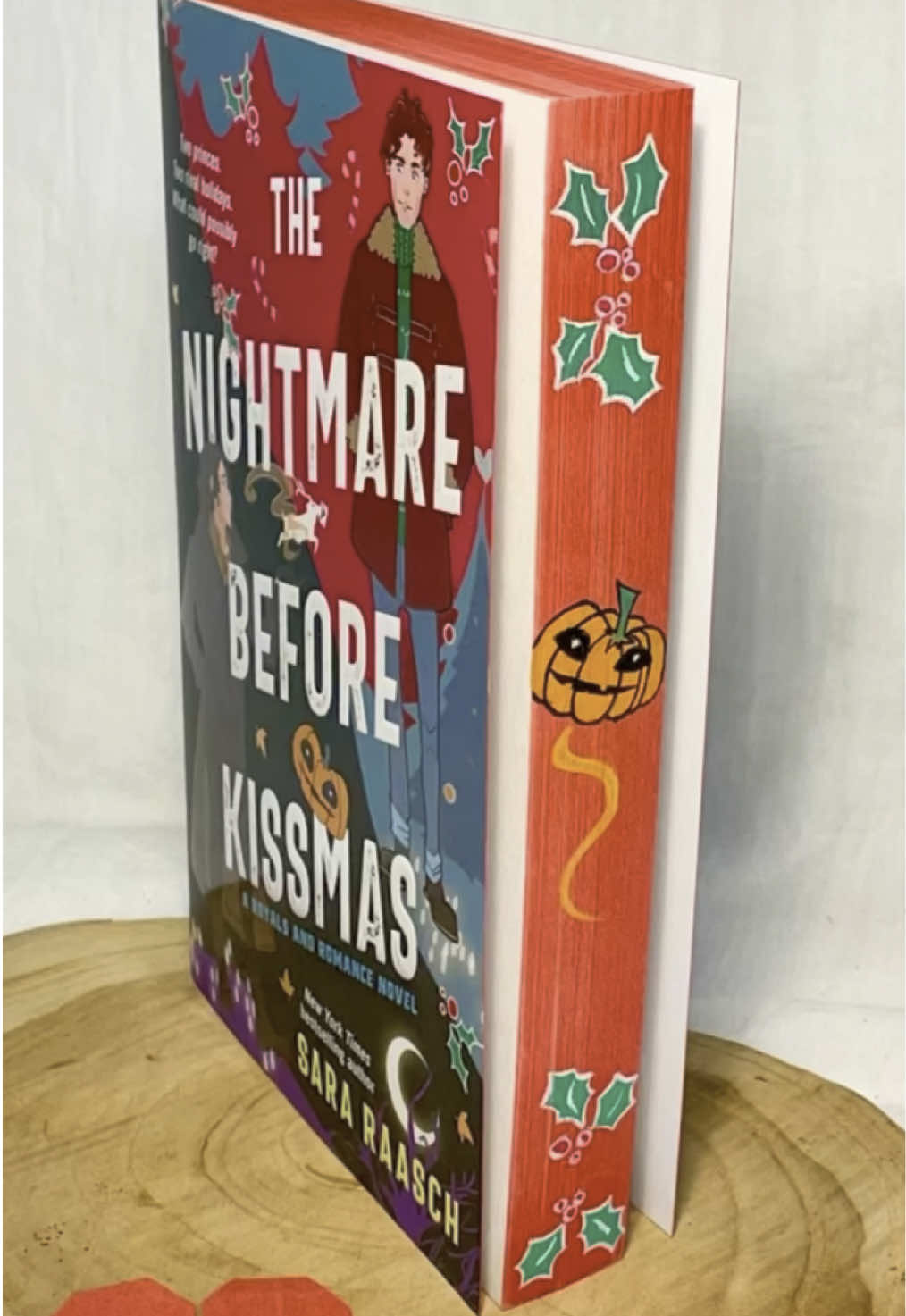 Step by step : peinture sur les tranches de « The Nightmare before Kissmas » by Sara Raasch  Gouache sur le jaspage rouge d’origine  #thenightmarebeforekissmas #sararaasch #coalandhex #foreedgepainting #peinturesurtranchedelivre #bookart #gouachepainting #stepbystep #romancebooks #mmromancebooks 