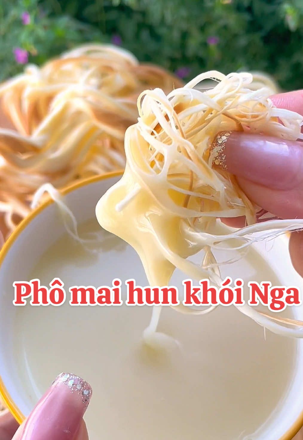 Phô mai hun khói Nga. Ai là tính đồ của Phô mai thì nên thử nha ca nhà. Mình xé sợi chấm sữa đặc rất ngon#bepbaduong #LearnOnTikTok #xuhuong #anvat #ancungtiktok😍 #viral #monngon #phomai #phomaihunkhoi #phomainga #phomaixesoi 