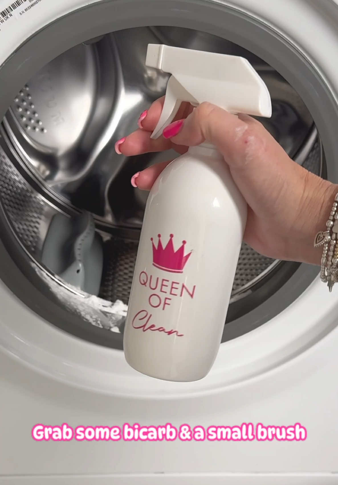 🧺 Another laundry tip today! Ever noticed a funky smell coming from your washing machine? 😷 Rubber door seals with mould can really start to stink! There are a few ways to deal with it, but today’s quick tip is a goodie: Dampen then Sprinkle with bicarbonate of soda over the mouldy seal ⏱ Leave it for 30 minutes 🧼 Give it a good scrub 🚿 Then run a rinse cycle — and that mould (and smell!) is banished! So simple and so satisfying! 💪 Who’s trying this today? #fyp #laundryhack #washingmachine #cleaningtiktok #queenofclean 