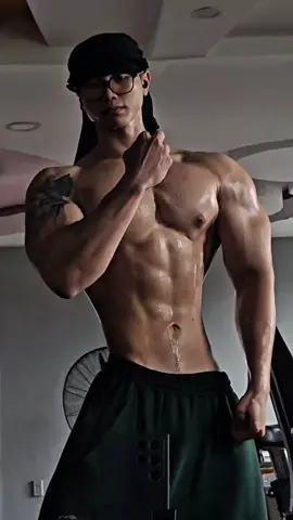 Cướp biển real life đây 🤣. Ngày off xông hơi xong tập pose 1 tẹo 🤭🤭