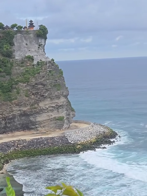 Where cliffs meet the endless blue — pure magic. 📍 Uluwatu, Bali