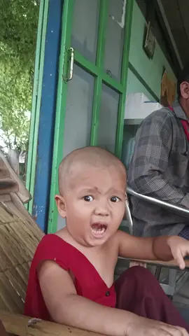 ကိုယ်တော်လေး မုန့်ဝယ်စားတာ စျေးကြီးလို့ပြောနေတာ😍😍😍