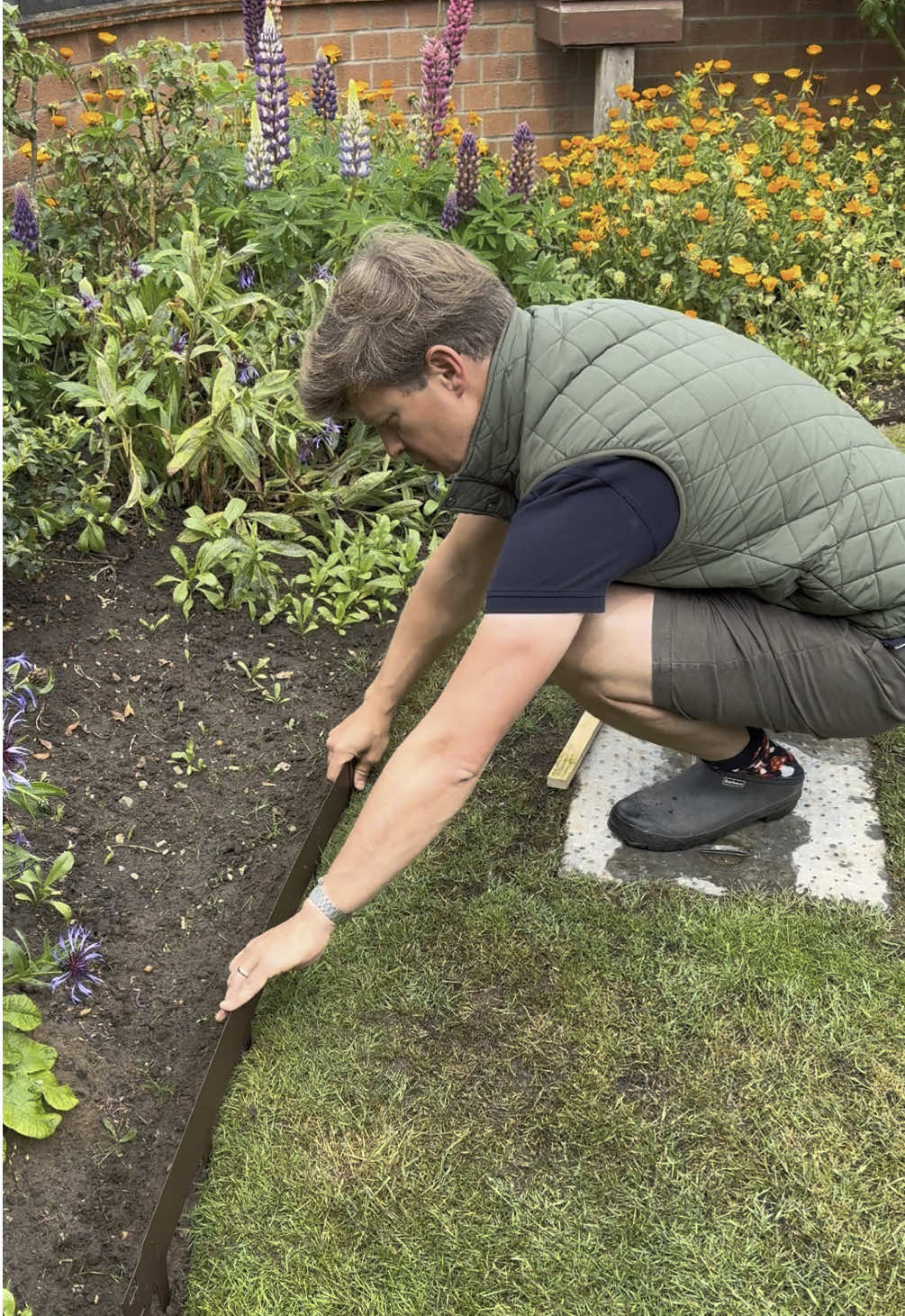 Installling Everedge Lawn Edging  One of my favourite garden products.  Give your lawn edge definition with this weather resistant, maintenance free, 1.6mm thick galvanised steel lawn edging, coated in a corrosion resistant brown paint, which research has revealed to be the most natural colour for the majority of applications. The CLASSIC garden lawn edging is supplied in packs of 5 x 1m strips and is available in 4 different heights. You can choose from a range of finishes with CLASSIC flexible garden edging, from natural brown to modern black and slate or even rustic CorTen.  Manufactured from almost 100% recycled material using British Steel. Extremely flexible suitable for small and large projects. The 1m lengths are easily installed with a hammer, screwdriver and block of wood, straight lines and corners can be given a neat finish, and the tedious task of continuous edging is eliminated. The spikes hold the lengths securely in the soil and the lawn can still be cut; please allow 6% extra for overlap when calculating the amount required. The steel lawn edging can be cut to size with either a hacksaw or a grinder with slotting disk, if necessary. The lawn edging can be shaped around curves as it is flexible e.g. a 1m length can almost make a circle.  To buy Everedge Classic Lawn Edging please use my promo code GWTCLASSIC25 for 10% off at www.everedge.co.uk Clothing @Crew Clothing  Boots @Barbour  I do love a lush green healthy lawn all year round 🌱 #everedge #everedge_uk #garden #gardening #gardening101 #gardeninghacks #gardeningtips #gardeningtools #gardeningtiktok #gardeninghack #gardeningideas #gardeningtipsforbeginners #gardeningforbeginners #gardenersworld #gardeners #gardenersoftiktok #gardenerslife #gardenersofinstagram #gardenersfriend #gardenersofthegalexy #gardenwithtom #lawn #lawncare #lawntok #lawntiktok #lawns #lawnsoftiktok #lawnservice #lawnseason #lawncarenut #lawncarelife #lawncaretiktok #lawncareservice #lawncaretips #lawncarereels #lawnlover #lawnlovers #lawnwork #lawnaeration #lawncaretiktok #lawncareservice #lawnjob #lawnuk #lawncaretiktok #lawncarebusiness #lawncarereels #lawncareuk #lawnlife #loveyourlawn #lawnseed #lawnseeds #lawnseedingtips #overseeding #overseedinglawn #overseedinglawns #overseed #lawnmoss #lawnmosstreatment #scarifylawn 