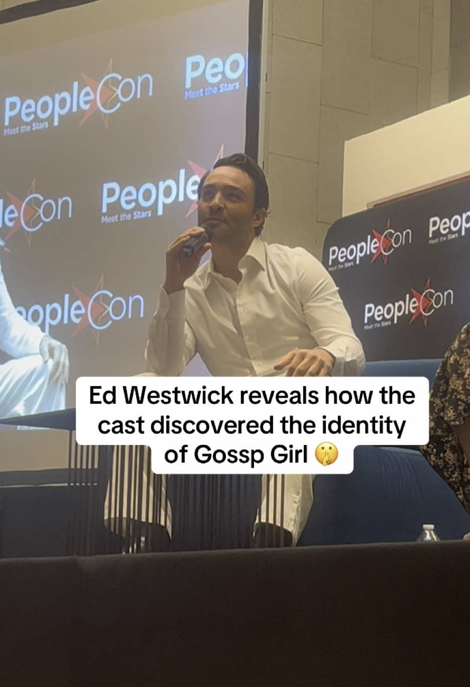 Ed Westwick révèle comment le cast a découvert l’identité de Gossip Girl 🤫 #gossipgirledit #gossipgirl #edwestwick #edwestwickedit #chuckbass #chuckbassedit #danhumphrey #danhumphreyedit #gossipgirltiktok #xoxofanmeet #peopleconvention 